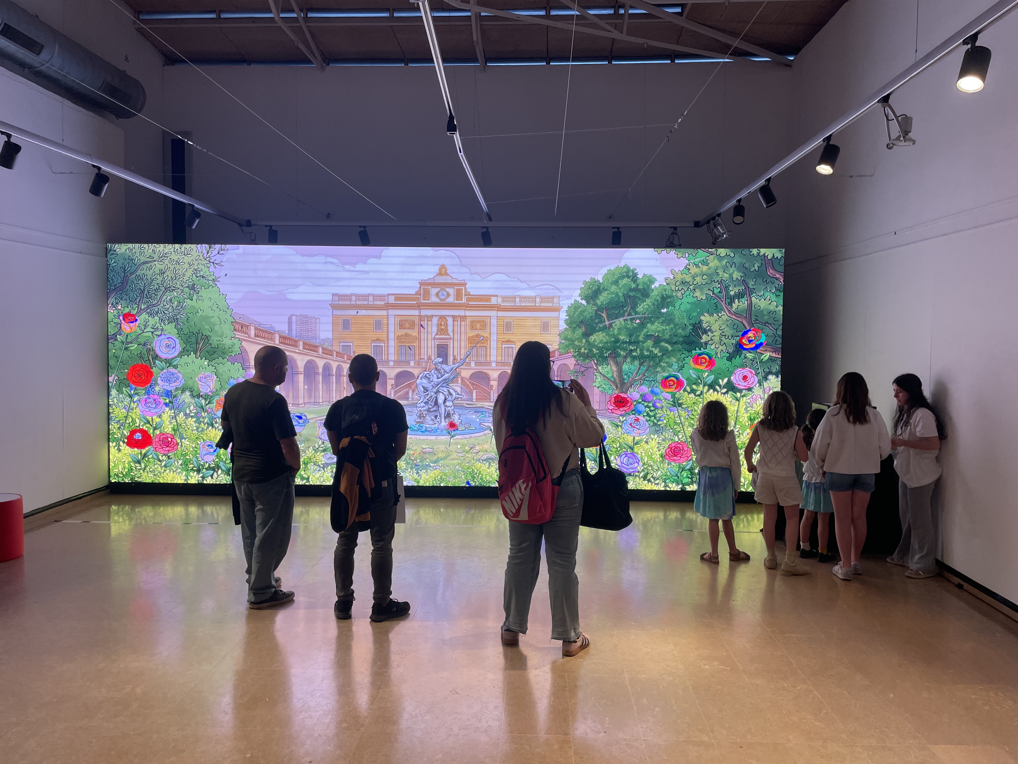 Instalación audiovisual panorámica de floralIA en el Palau Falguera